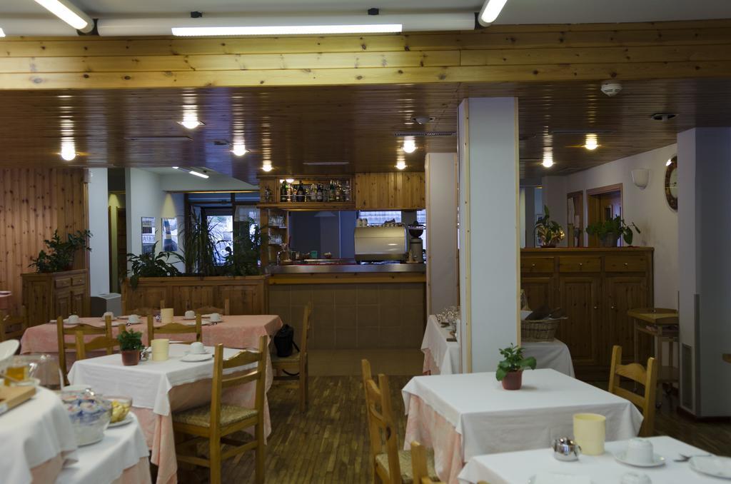 Hotel Valdotain Villeneuve Bagian luar foto