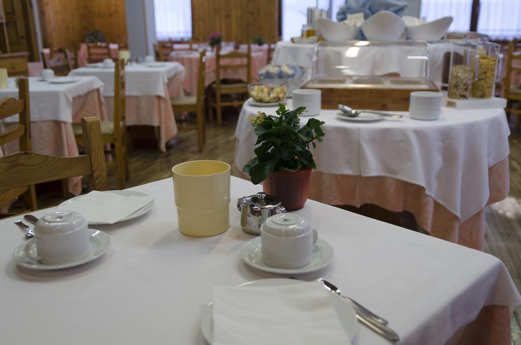 Hotel Valdotain Villeneuve Bagian luar foto